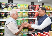 मुख्यमंत्री अचानक पहुंचे मार्ट,ग्राहकों से की मुलाकात,ग्राहक बोले जीएसटी रिफॉर्म्स, बचत क्रांति