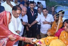 मुख्यमंत्री ने जशपुर में दुलदुला छठ घाट में सूर्य को दिया अर्घ्य: प्रदेश की सुख-समृद्धि और खुशहाली की कामना की