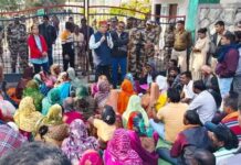 भू-विस्थापितों ने रोजगार और मुआवजा के लिए 4 घंटे तक घेरा गेवरा सीजीएम कार्यालय