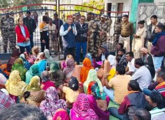 भू-विस्थापितों ने रोजगार और मुआवजा के लिए 4 घंटे तक घेरा गेवरा सीजीएम कार्यालय