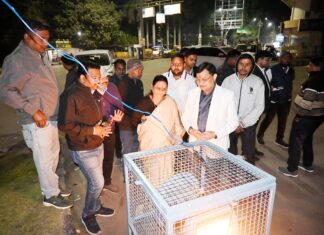 बुधवारी फुट ओव्हरब्रिज में प्रकाश व्यवस्था का लोकार्पण किया उद्योग मंत्री व महापौर ने