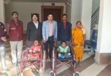 जनदर्शन में करण और मीना को मिला व्हीलचेयर