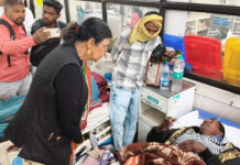 धान नहीं बिकने पर किसान ने जहर पीया, सांसद ने हाल चाल जाना