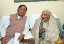 मुख्यमंत्री विष्णुदेव साय ने लोकतंत्र सेनानी से की मुलाकात