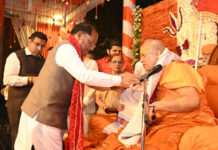 मुख्यमंत्री विष्णु देव साय से निरंजन पीठाधीश्वर महामंडलेश्वर डॉ. स्वामी कैलाशनंद गिरी जी महाराज ने की सौजन्य भेंट