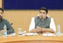 पीएम सूर्यघर योजना में शहरी व ग्रामीण हितग्राहियों को जोड़ते हुए सोलर पैनल स्थापना में लाएं तेजी : कलेक्टर