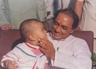 संकेत ‘सूरज’ उदय का, कभी गोद में खिलाया था, अब दिग्गी राजा ने रखा कंधे पर हाथ