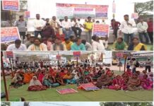 मंदिर हसौद नगर पालिका में ग्रामीणों का हंगामा, मुख्य गेट पर जड़ा ताला