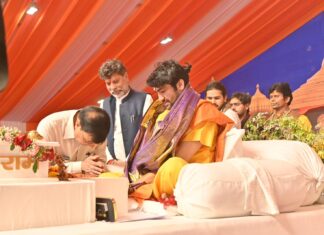 उद्योग मंत्री लखन लाल देवांगन और भाजपा प्रदेश अध्यक्ष किरण सिंह देव सपरिवार पहुँचे हनुमंत कथा, धीरेंद्र कृष्ण शास्त्री का लिया आशीर्वाद