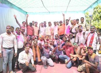 कार्यकर्ताओं और नगरवासियों के साथ होली के रंग में रंगे कैबिनेट मंत्री लखन लाल देवांगन