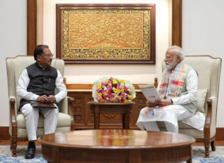 बस्तर 2.0 की शुरुआत : मुख्यमंत्री ने पीएम मोदी को दिया आमंत्रण, विकास का ब्लूप्रिंट सौंपा