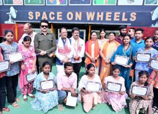 ‘स्पेस ऑन व्हील्स’ बना जशपुर के बच्चों के लिए अंतरिक्ष ज्ञान का चलता-फिरता विद्यालय