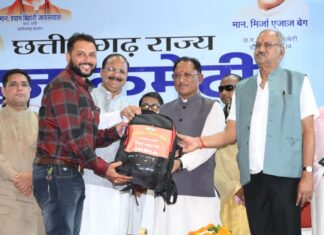 मुख्यमंत्री विष्णु देव साय ने हज यात्रियों को वितरित किया फर्स्ट एड किट: सफल हज यात्रा के लिए शुभकामना देकर यात्रियों का किया स्वागत