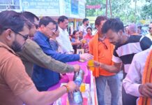 उद्योग मंत्री का शीतल शरबत वितरण केंद्र घंटाघर में प्रारंभ, राहगीरों को शरबत की वितरित