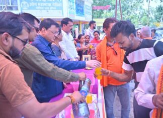 उद्योग मंत्री का शीतल शरबत वितरण केंद्र घंटाघर में प्रारंभ, राहगीरों को शरबत की वितरित