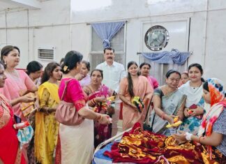 मातृ दिवस पर सेवा का संकल्प : जिला अस्पताल में भाजपा महिला मोर्चा ने बांटे फल, मरीजों के चेहरों पर आई मुस्कान