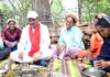निर्माणाधीन पंचायत भवन के निरीक्षण के दौरान मुख्यमंत्री को श्रमिकों ने दिया भोजन का न्यौता : साथ बैठकर खाया बोरे बासी और आमा चटनी