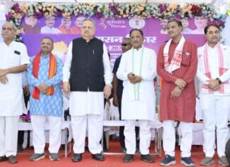 मुख्यमंत्री विष्णु देव साय सुशासन तिहार अंतर्गत राजनांदगांव में आयोजित जनसमस्या निवारण शिविर में हुए शामिल