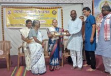 वनवासी कल्याण आश्रम ने पद्मश्री सम्मान से विभूषित बुधरी ताती और गोडबोले दंपति को किया गया सम्मानित