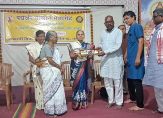 वनवासी कल्याण आश्रम ने पद्मश्री सम्मान से विभूषित बुधरी ताती और गोडबोले दंपति को किया गया सम्मानित