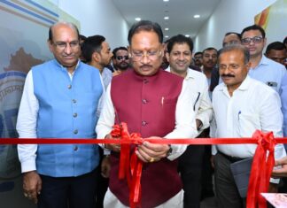 मुख्यमंत्री विष्णुदेव साय ने किया मुख्यमंत्री हेल्पलाइन एवं शिकायत प्रबंधन प्रणाली का अवलोकन