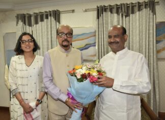 राज्यपाल रमेन डेका ने किया लोकसभा अध्यक्ष बिड़ला का आत्मीय स्वागत