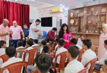 दिव्य ज्योति स्कूल में सरोज पांडेय ने बांटा स्नेह, दिव्यांग बच्चों के बीच बिताए आत्मीय पल