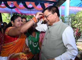हजारों बहनों ने उद्योग मंत्री लखन लाल देवांगन को बांधी राखी