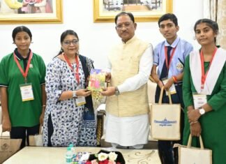 राष्ट्रपति से भेंट कर लौटे प्रतिभावान विद्यार्थियों ने मुख्यमंत्री विष्णु देव साय से की सौजन्य मुलाकात