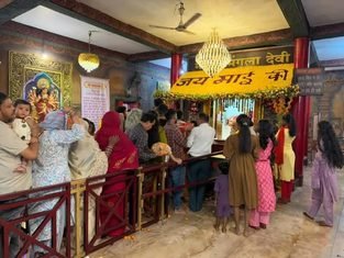 शारदीय नवरात्रि: मां सर्वमंगला मंदिर में महासप्तमी पर उमड़ी भक्तों की भीड़, 12 हजार ज्योति कलश से जगमगा रहा माँ का दरबार