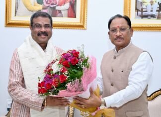 मुख्यमंत्री विष्णु देव साय से सांसद धर्मेंद्र प्रधान ने की शिष्टाचार भेंट